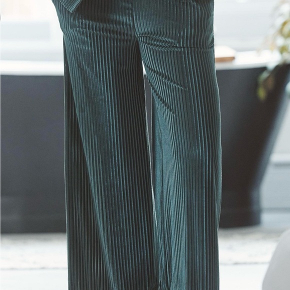 Anthropologie velvet pajamas - Picture 6 of 9